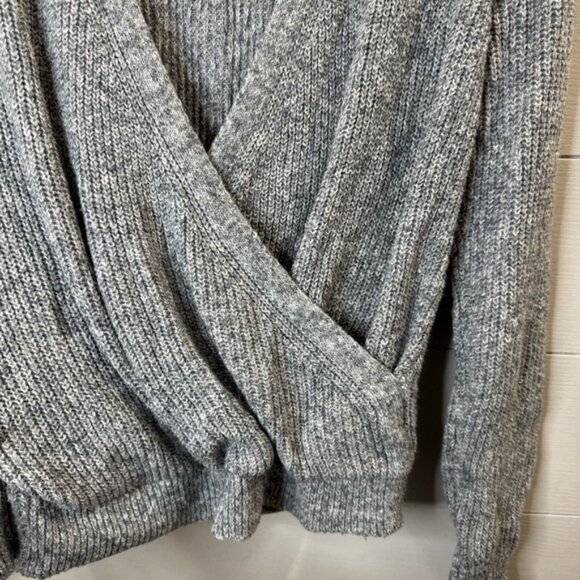 Abercrombie & Fitch Gray V-Neck Sweater Women’s Size Medium - Picture 5 of 7